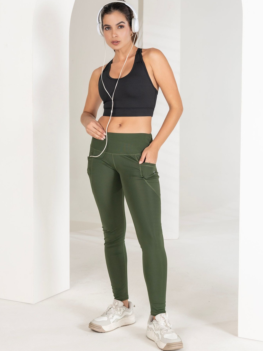TITTLI Women Dry Fit Slim-Fit Mid-Rise Gym Tights