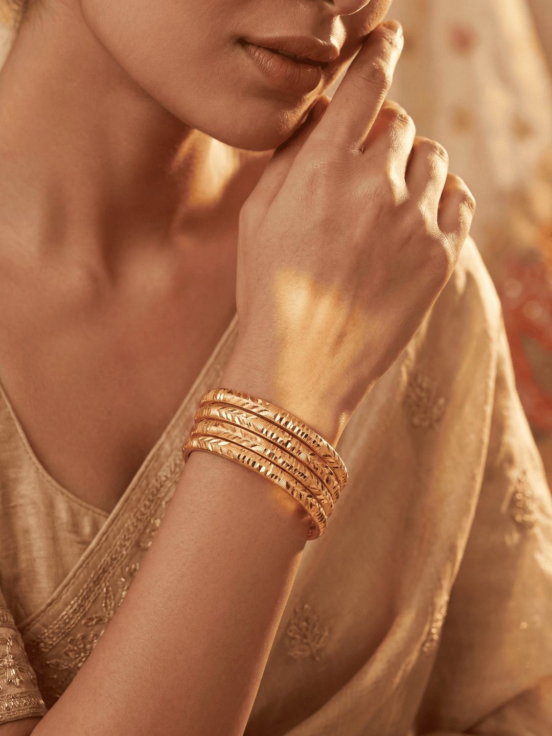 Jewar Mandi Set OF 4 Gold-Plated Gold-Toned Cutwork Bangle