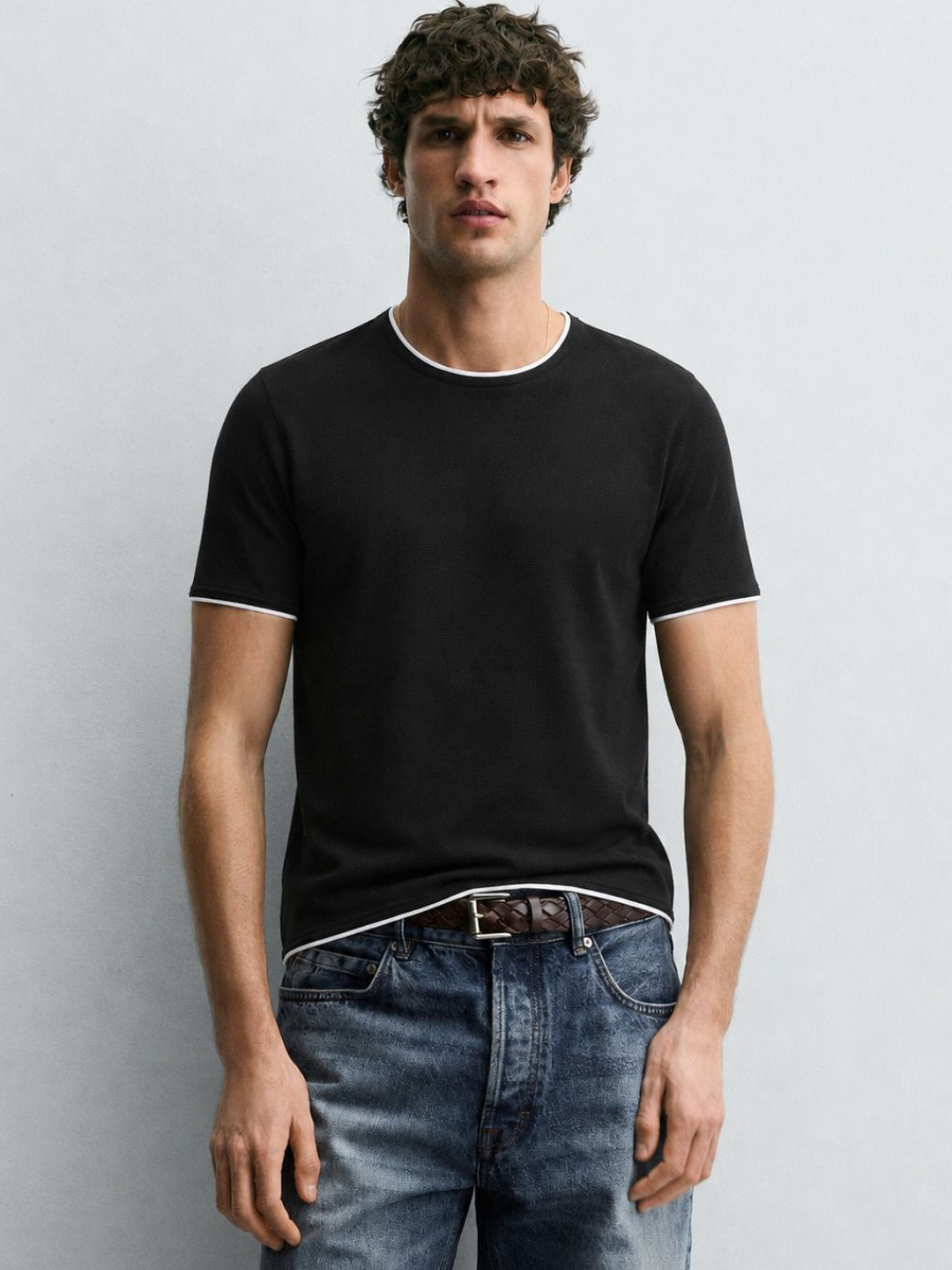 Alan Jones Men Black Solid Slim Fit T-shirt