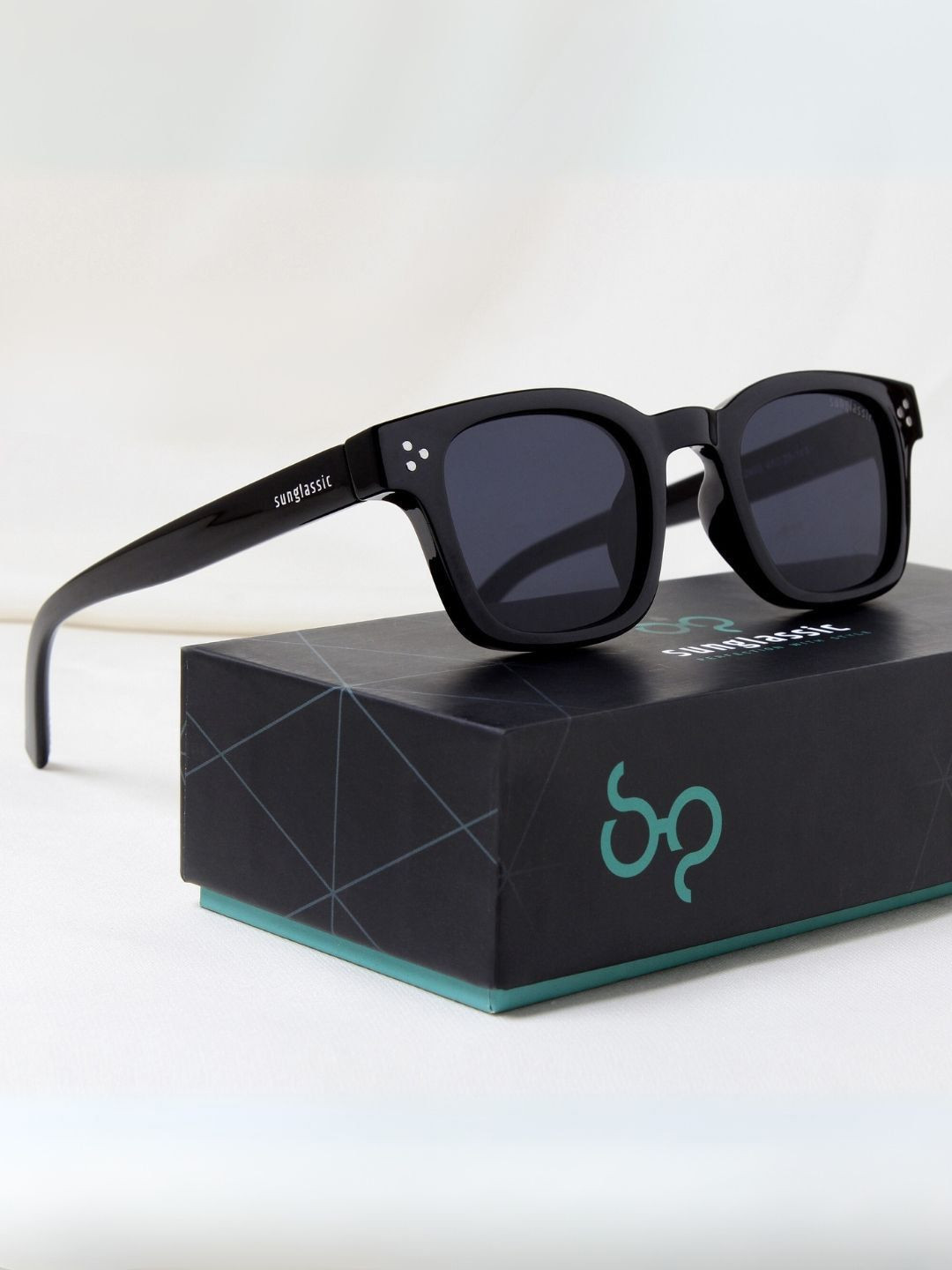 SUNGLASSIC Unisex Wayfarer Sunglasses with UV Protected Lens