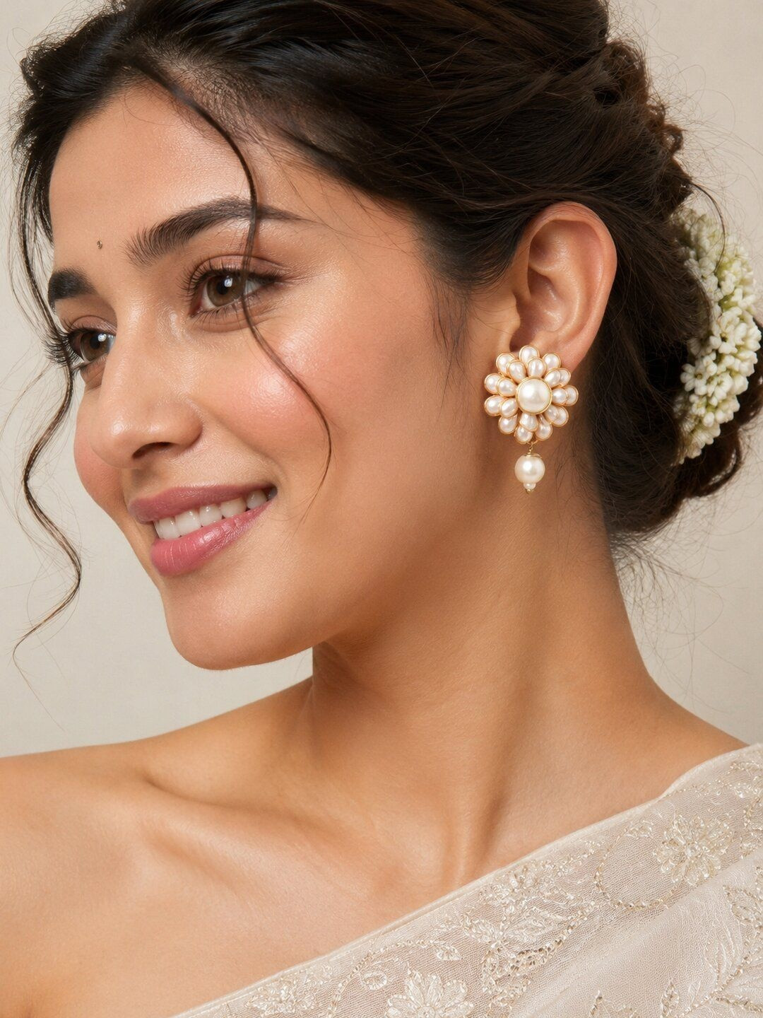 Jewar Mandi White Floral Studs Earrings