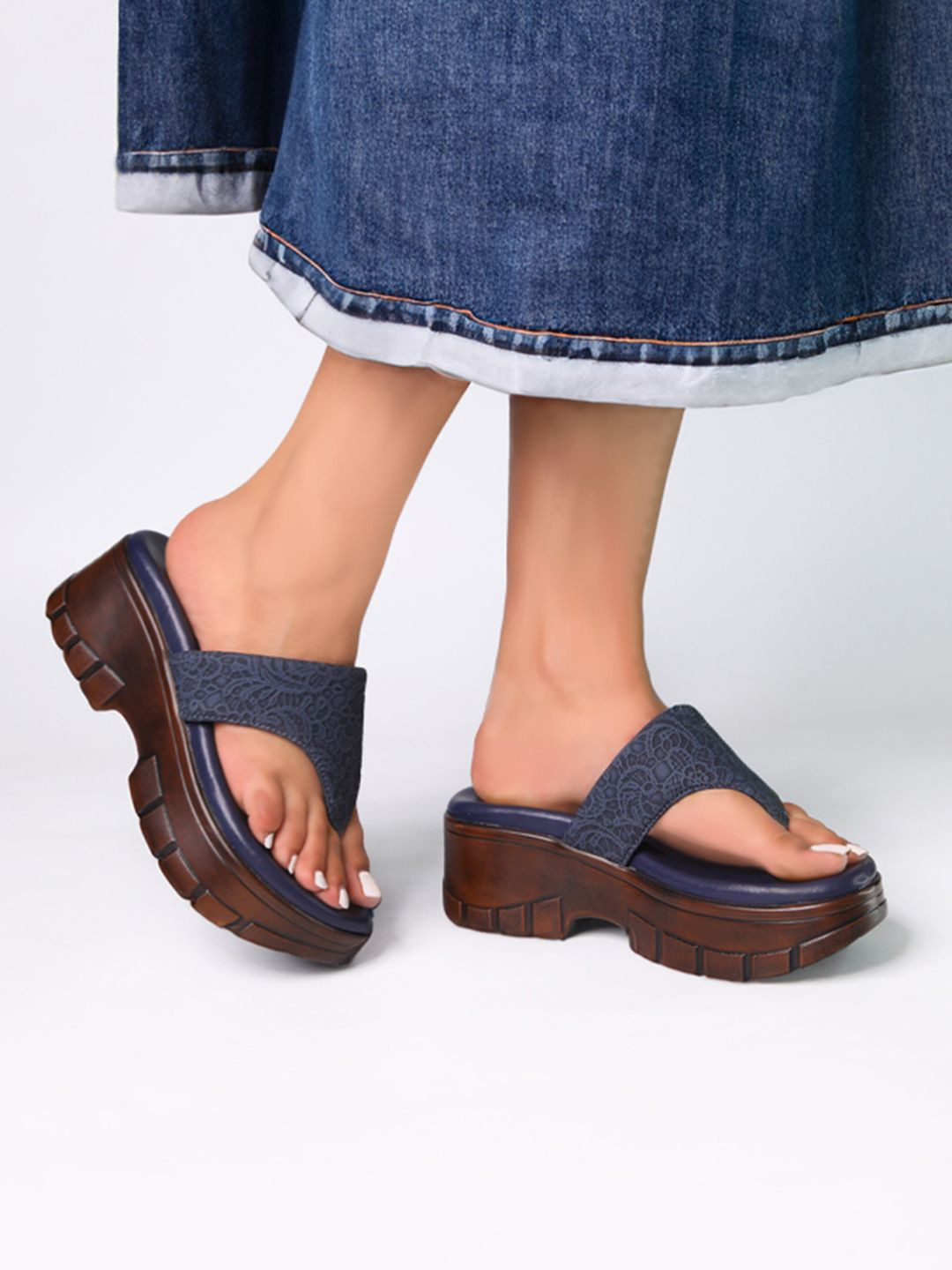 Monrow Vulan Textured Round Toe Wedge Mules