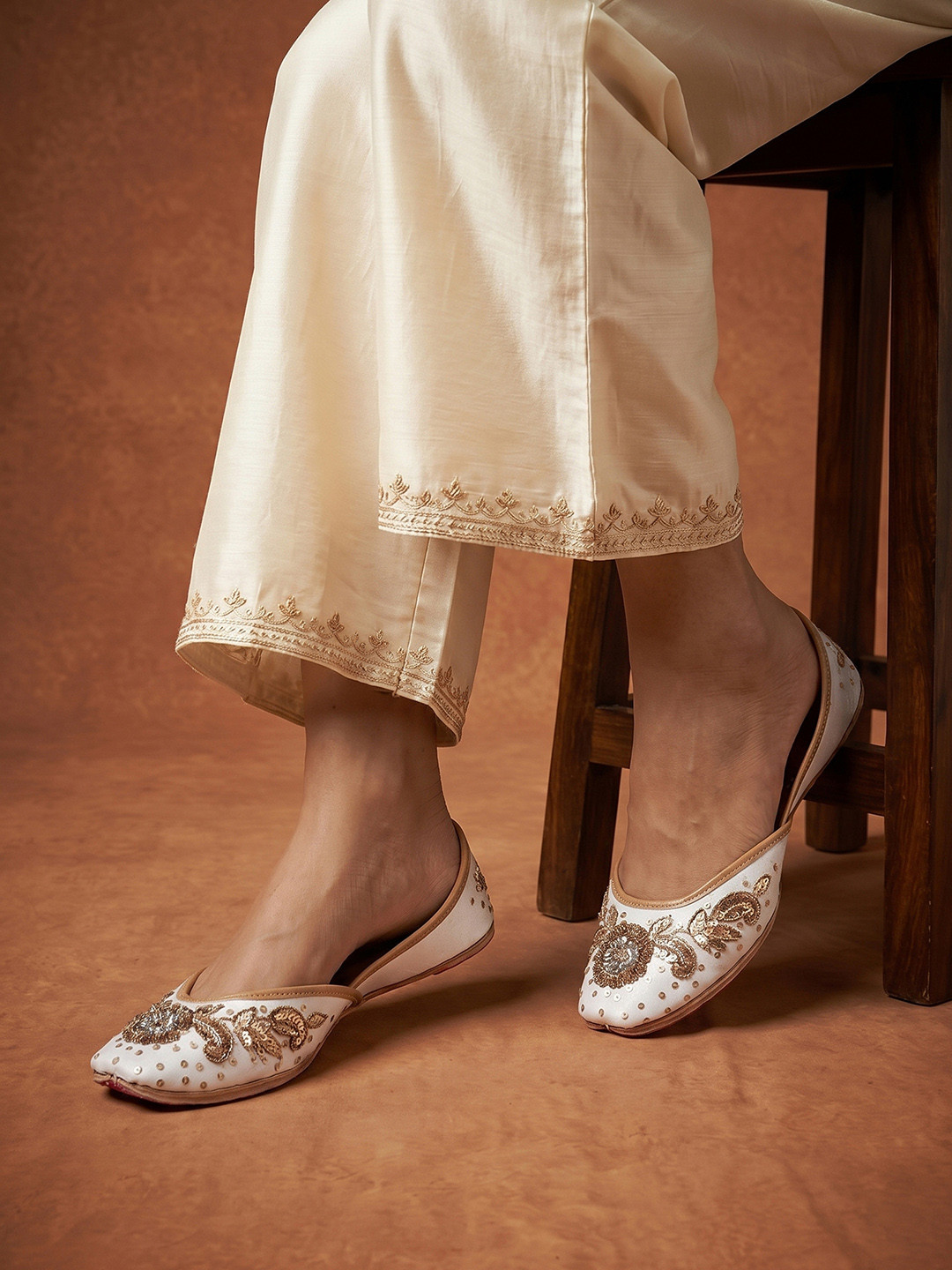 House of Pataudi Women Embellished Mojaris Flats