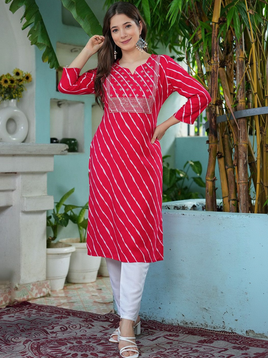 KKOUTFITS Women Geometric Thread Work Kurta