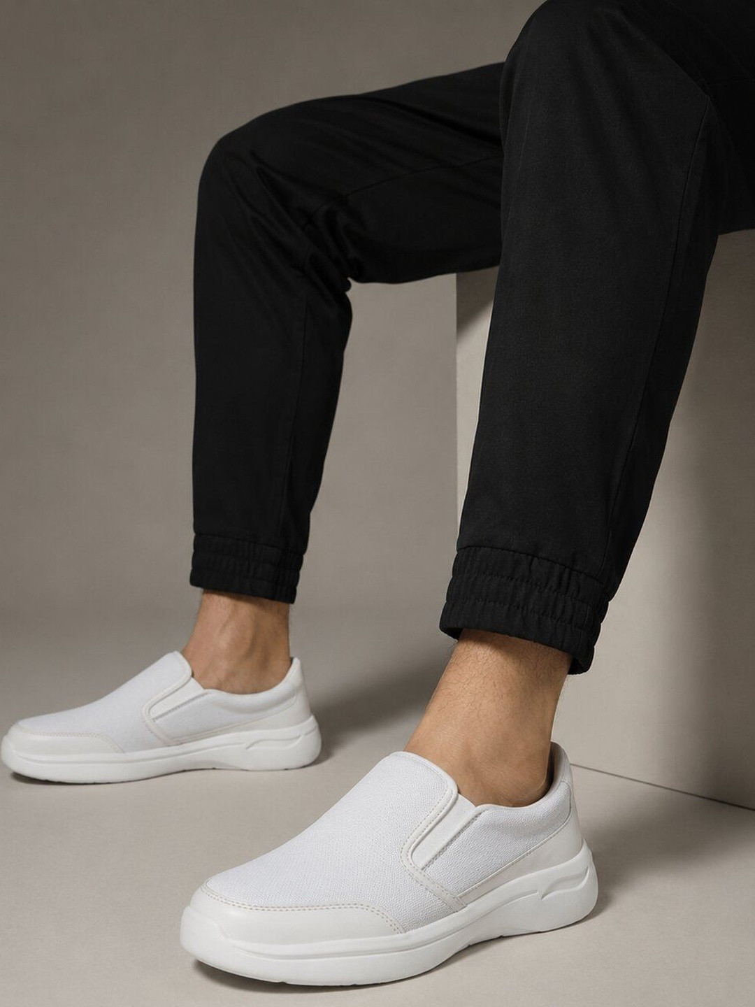Roadster Men White Solid Round Toe Lightweight Comfort Mesh Slip-On Sneakers