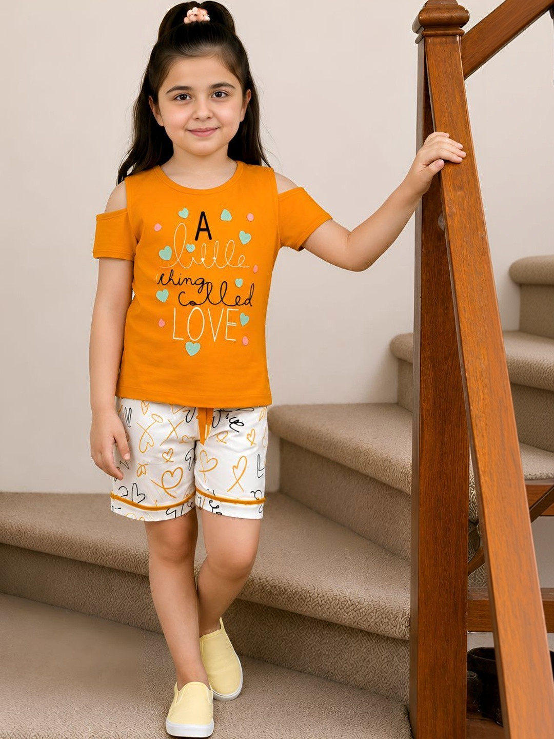CUTE N TIGHT Girls Printed T-shirt with Shorts