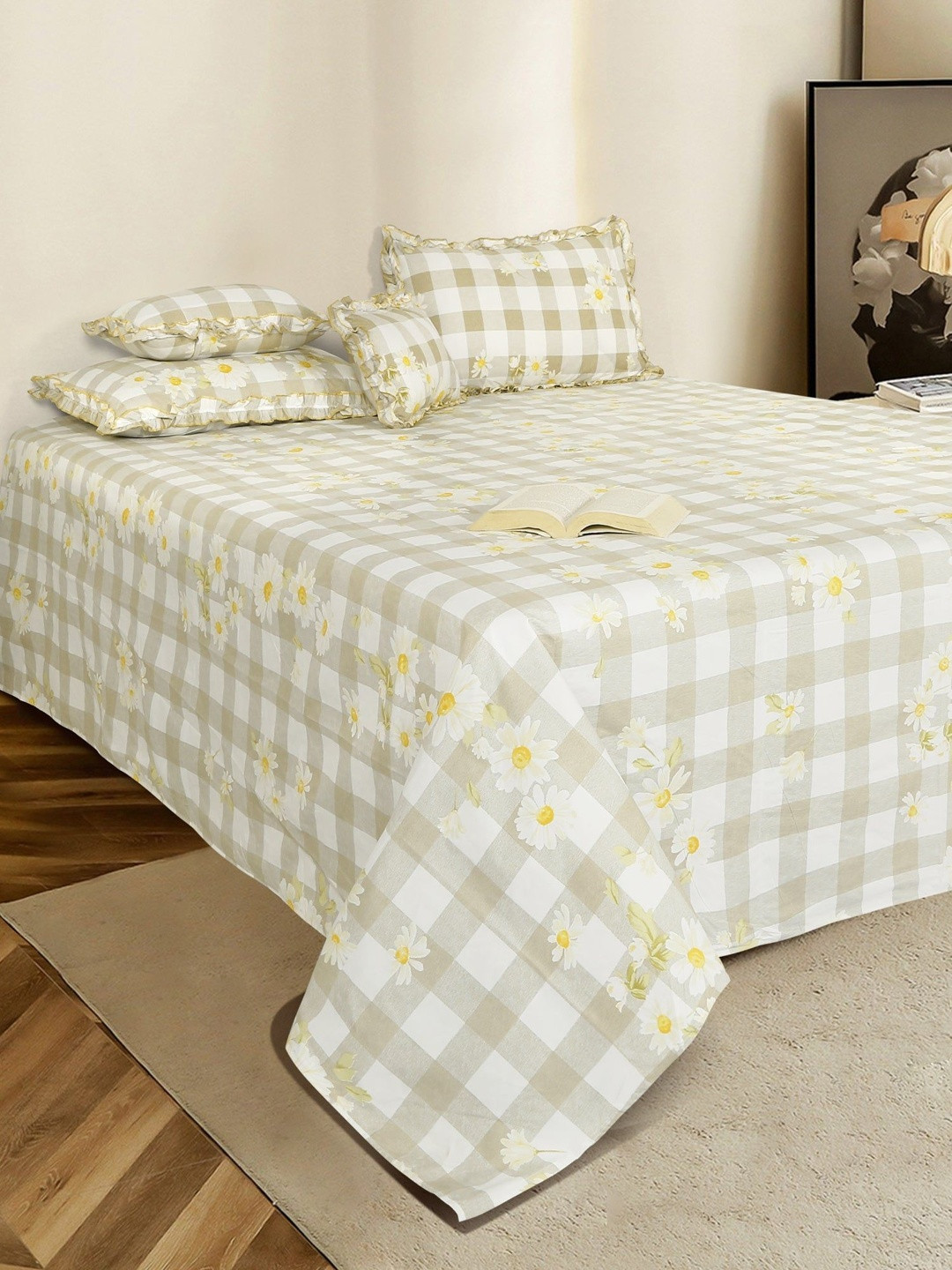 Dhrohar Beige & White Floral 120 TC Queen Bedsheet with 4 Pillow Covers