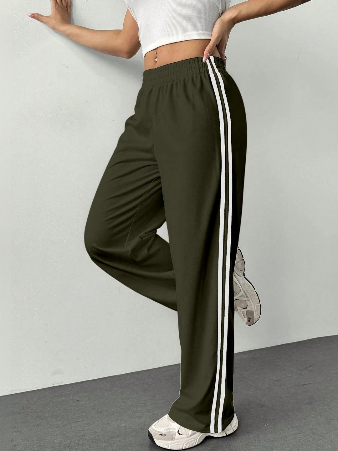 RAJOVATI Women Regular Fit Training Track Pants