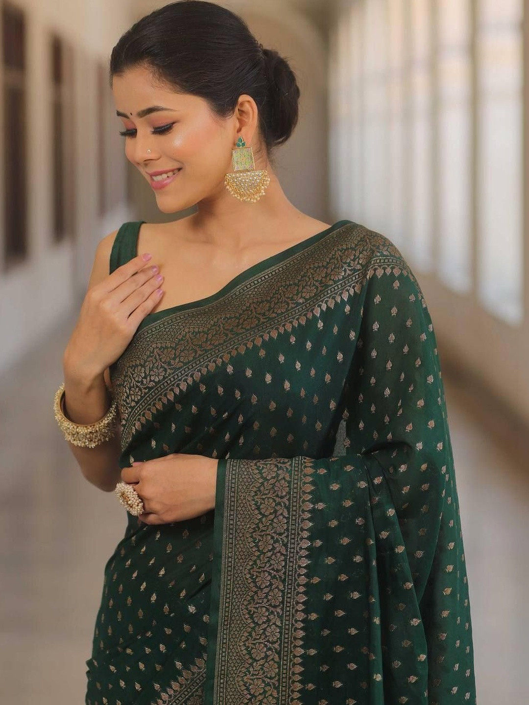SAPTAVI Floral Zari Silk Blend Designer Banarasi Saree