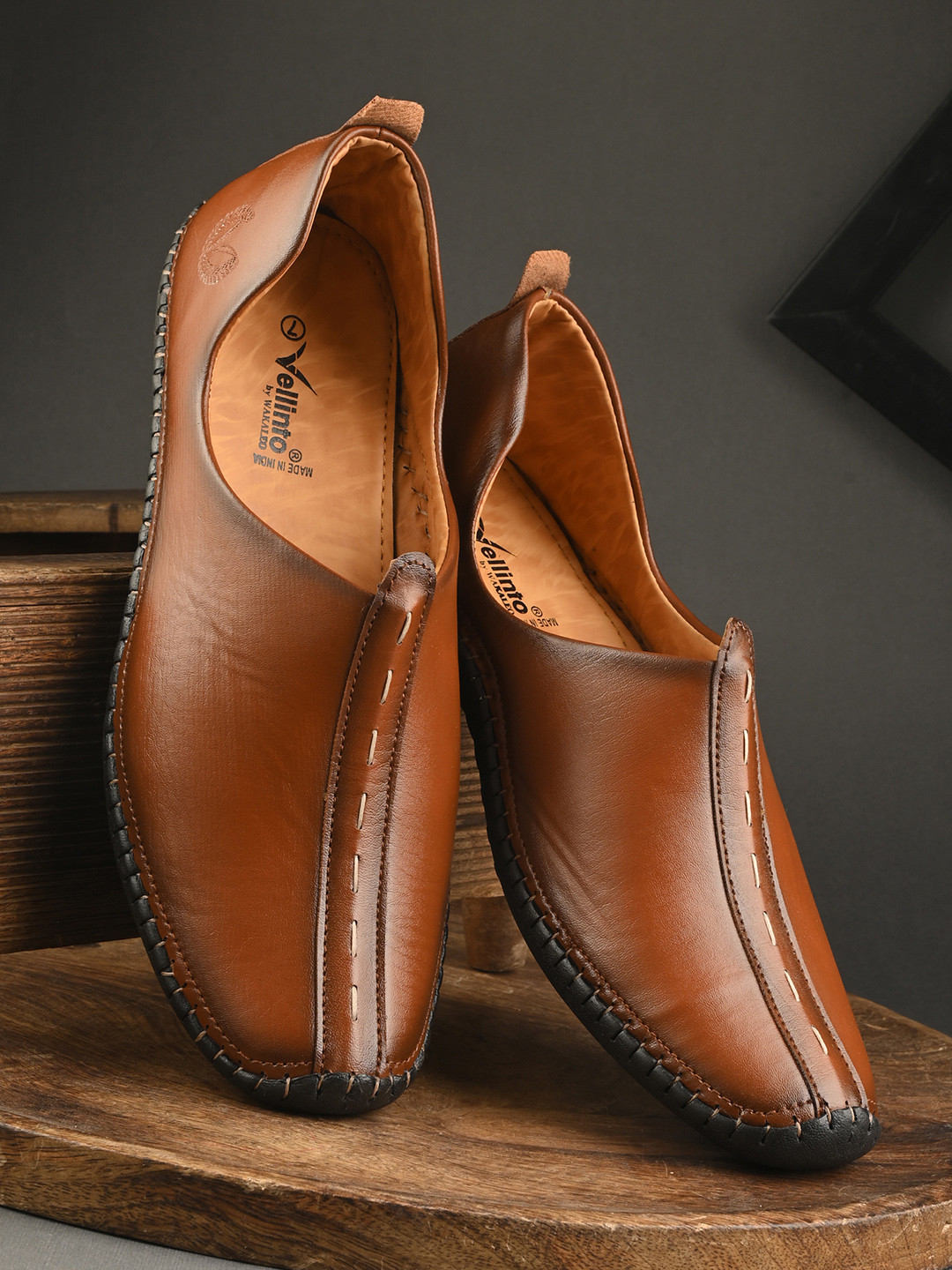 Vellinto Men Lightweight Rajasthani Mojaris