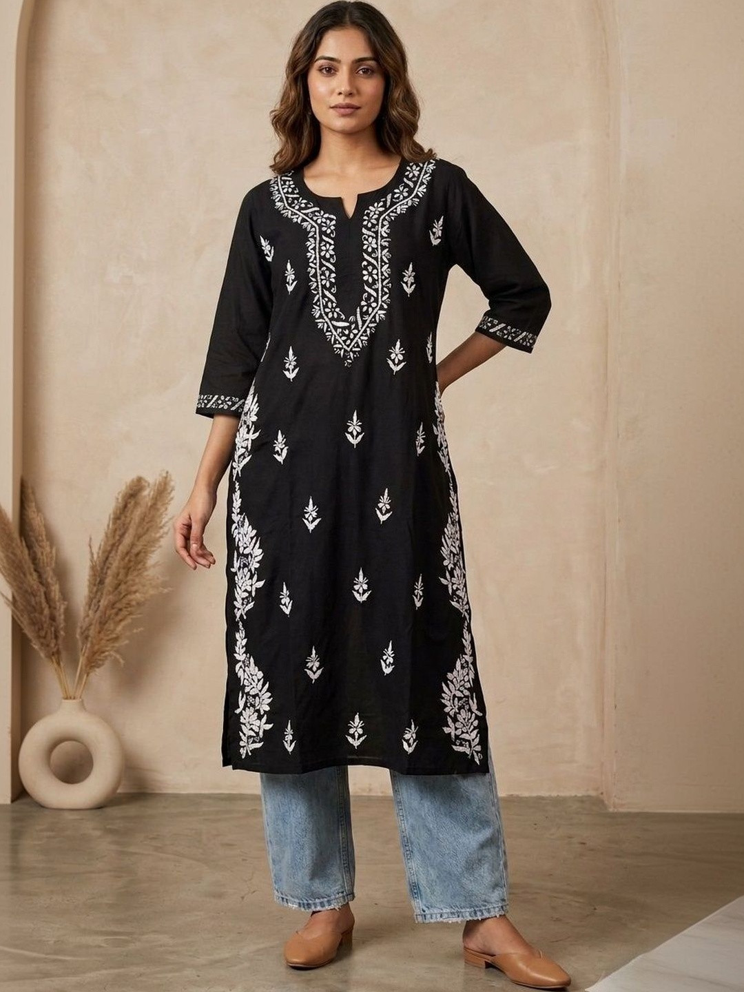 Elaasa Women Ethnic Motifs Embroidered Keyhole Neck Chikankari Kurta
