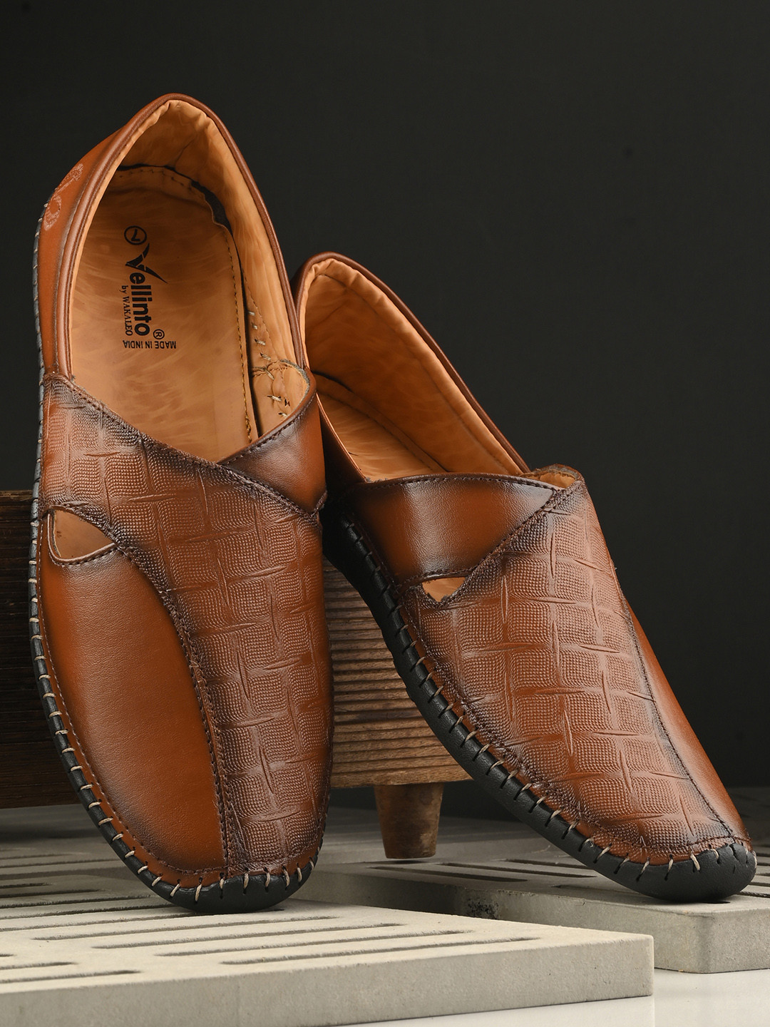 Vellinto Men Textured Lightweight Punjabi Mojaris