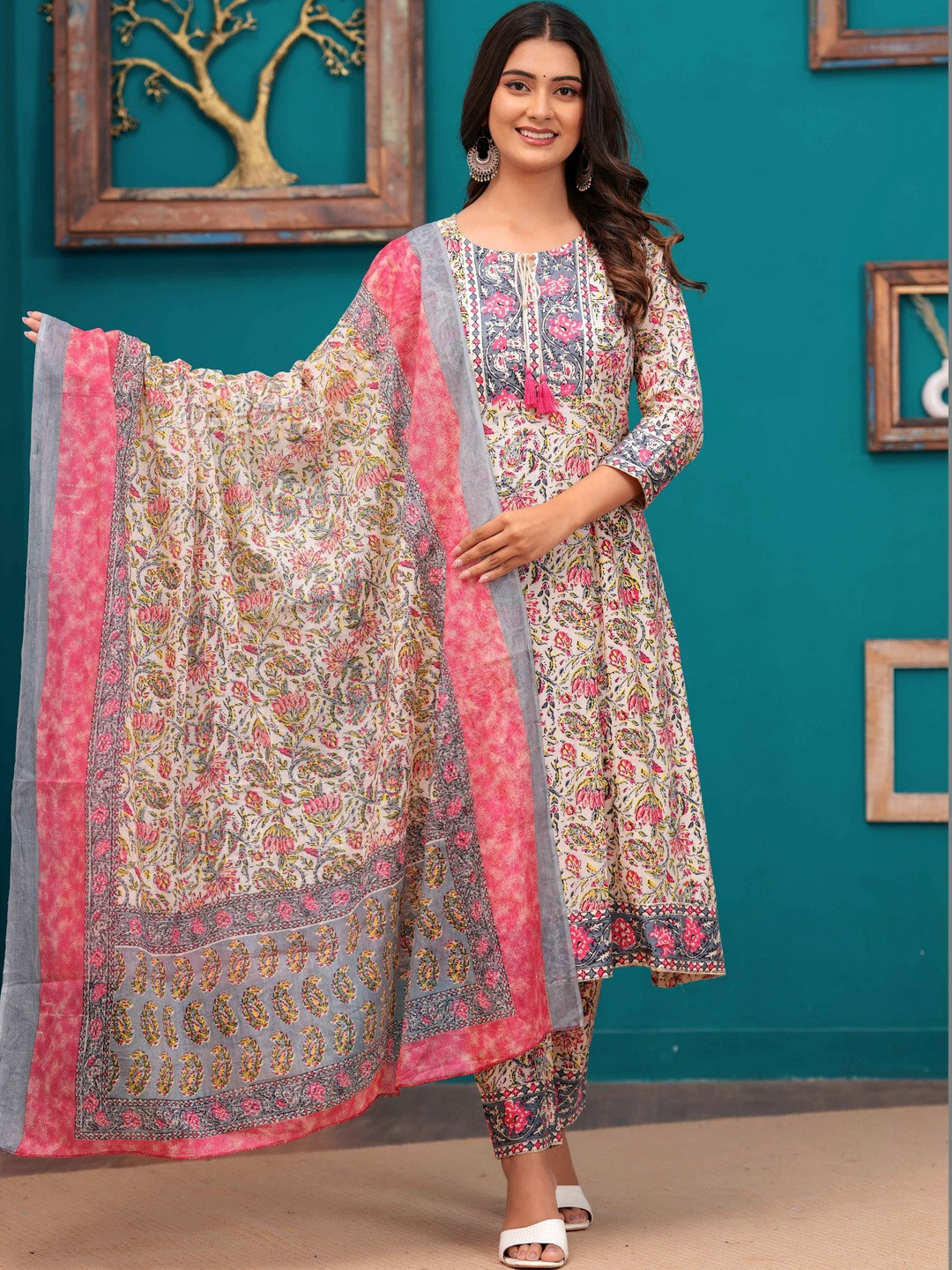 KULDEVYANI Women Floral Printed Regular Kurta with Trousers & With Dupatta