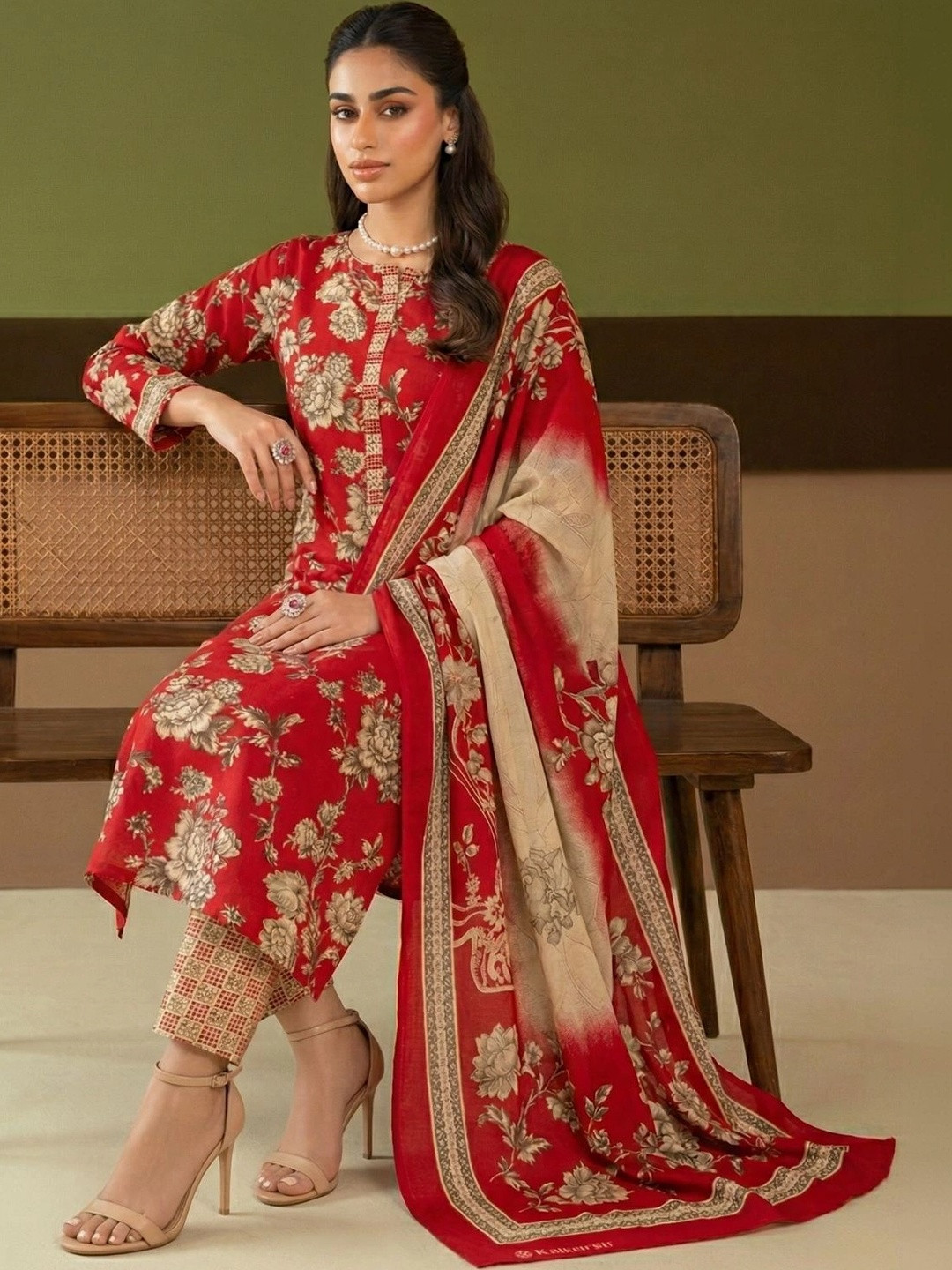 Larqi Women Floral Printed Regular Thread Work Pure Cotton Kurta with Trousers & With Dupatta