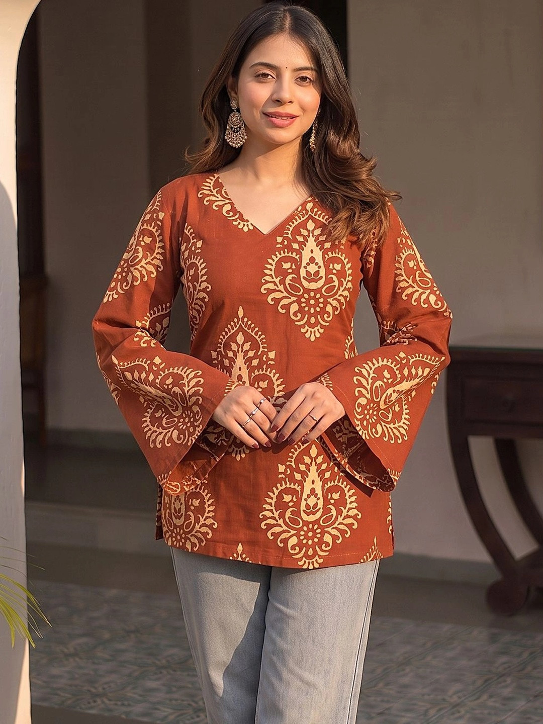 Aaghnya Ethnic Motifs Printed V-Neck Flared Sleeves Kurti
