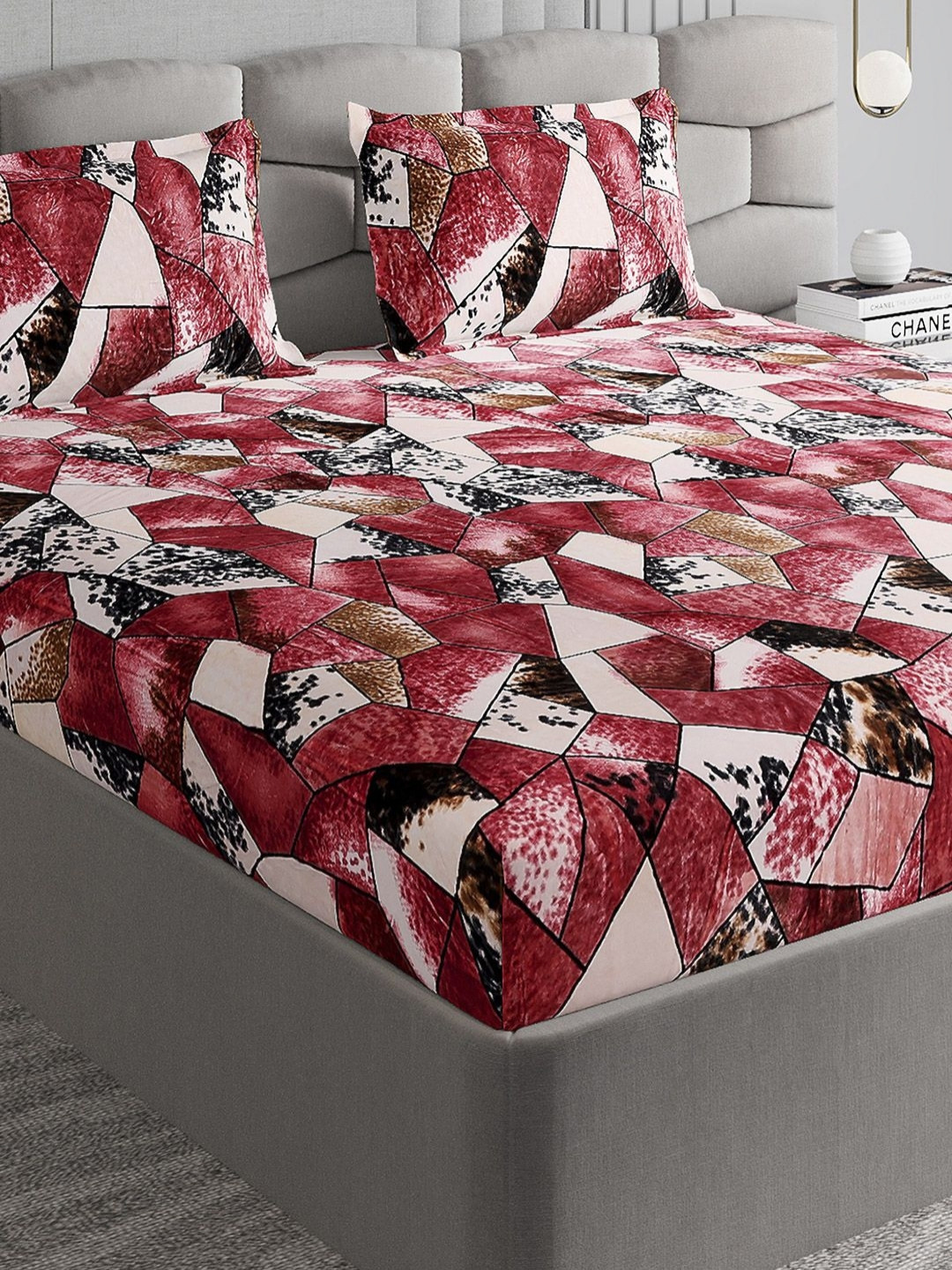 Monte Carlo Pink & White Geometric 300 TC King Bedsheet with 2 Pillow Covers 371 GSM