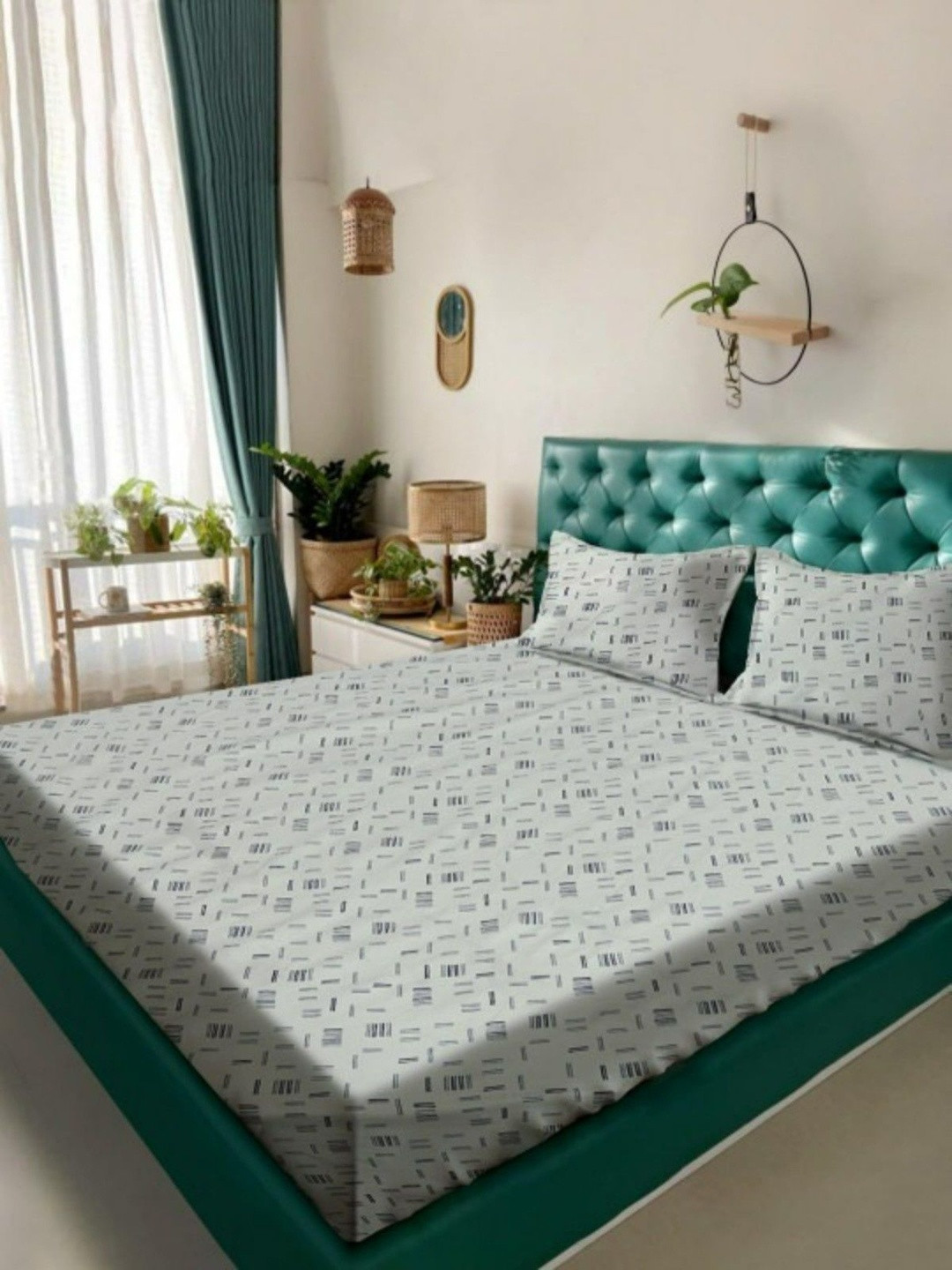 UrbanArts White Geometric 300 TC King Bedsheet with 2 Pillow Covers