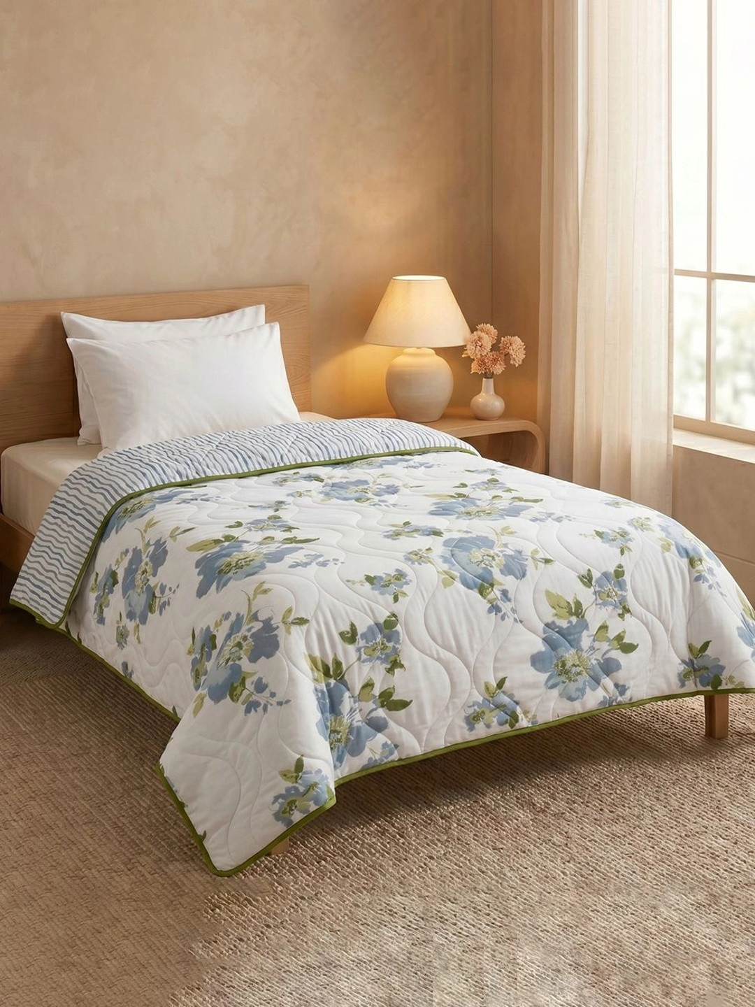 Huesland Cream-Coloured & Blue Floral AC Room 120 GSM Quilt