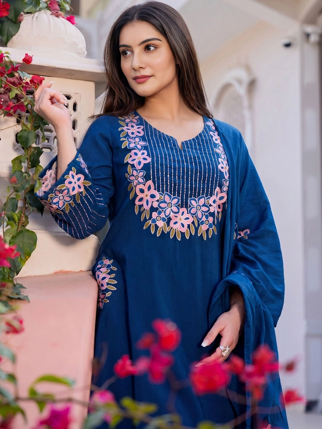 DIVASTRI Women Floral Embroidered Regular Thread Work Kurta with Trousers & With Dupatta
