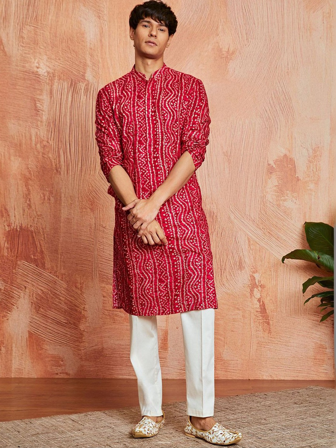 VASTRAMAY Bandhani Printed Mandarin Collar Straight Kurta With Trousers