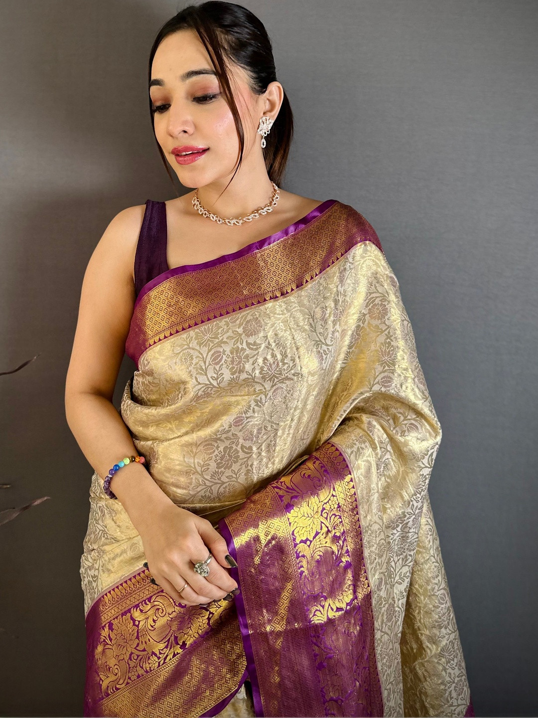 Sangria Woven Design Zari Silk Blend Handloom Kanjeevaram Saree