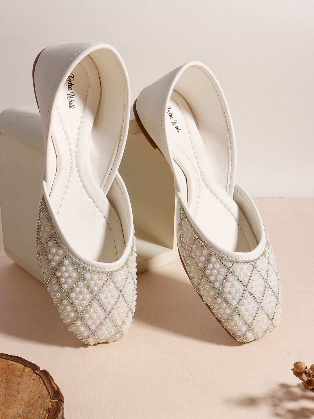 Retro Walk Women Embellished Ethnic Mojaris Flats