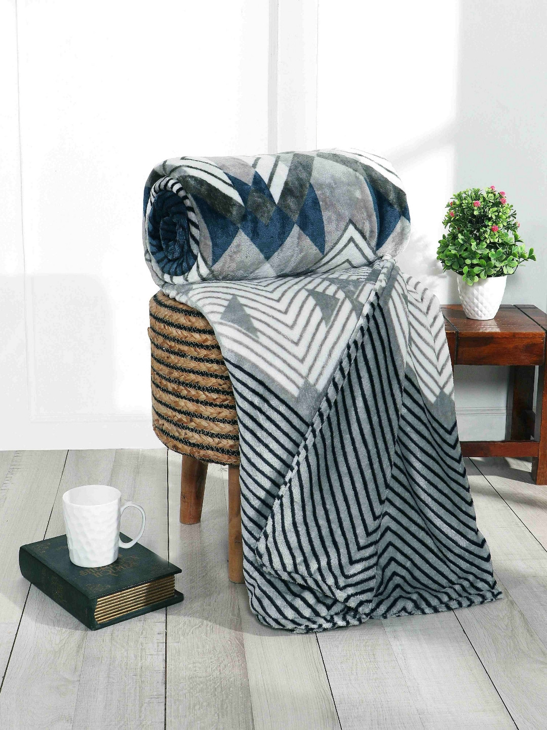 BLUEDOT Blue & White Geometric Printed Fleece Heavy Winter 300 GSM Dohar