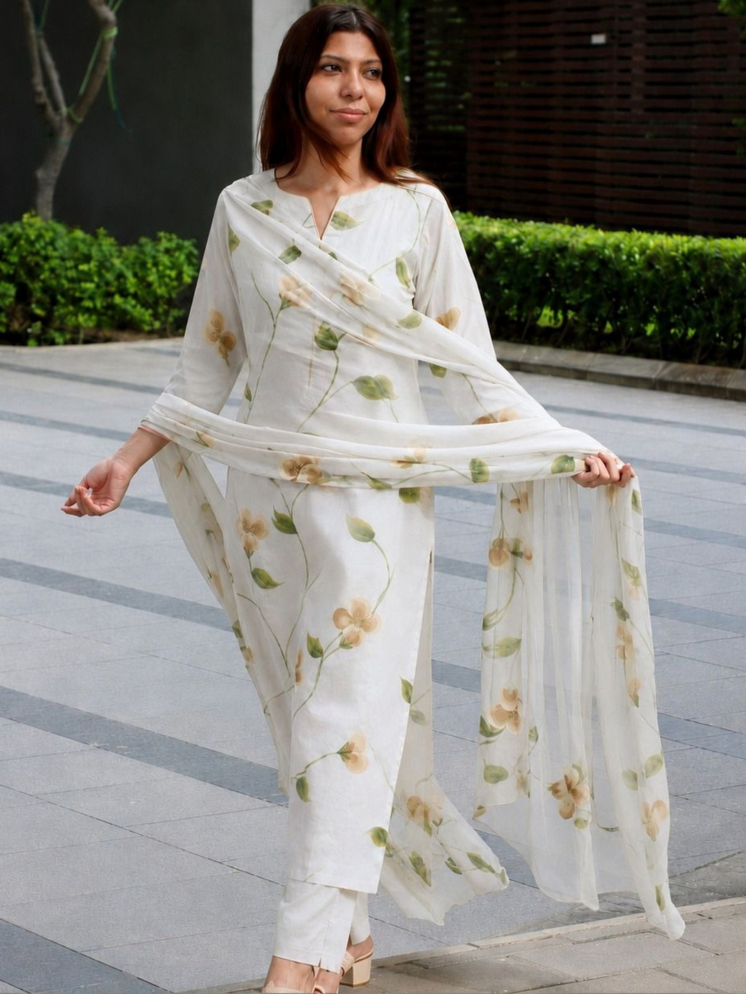 GoSriKi Women Printed Regular Kurta with Trousers & With Dupatta