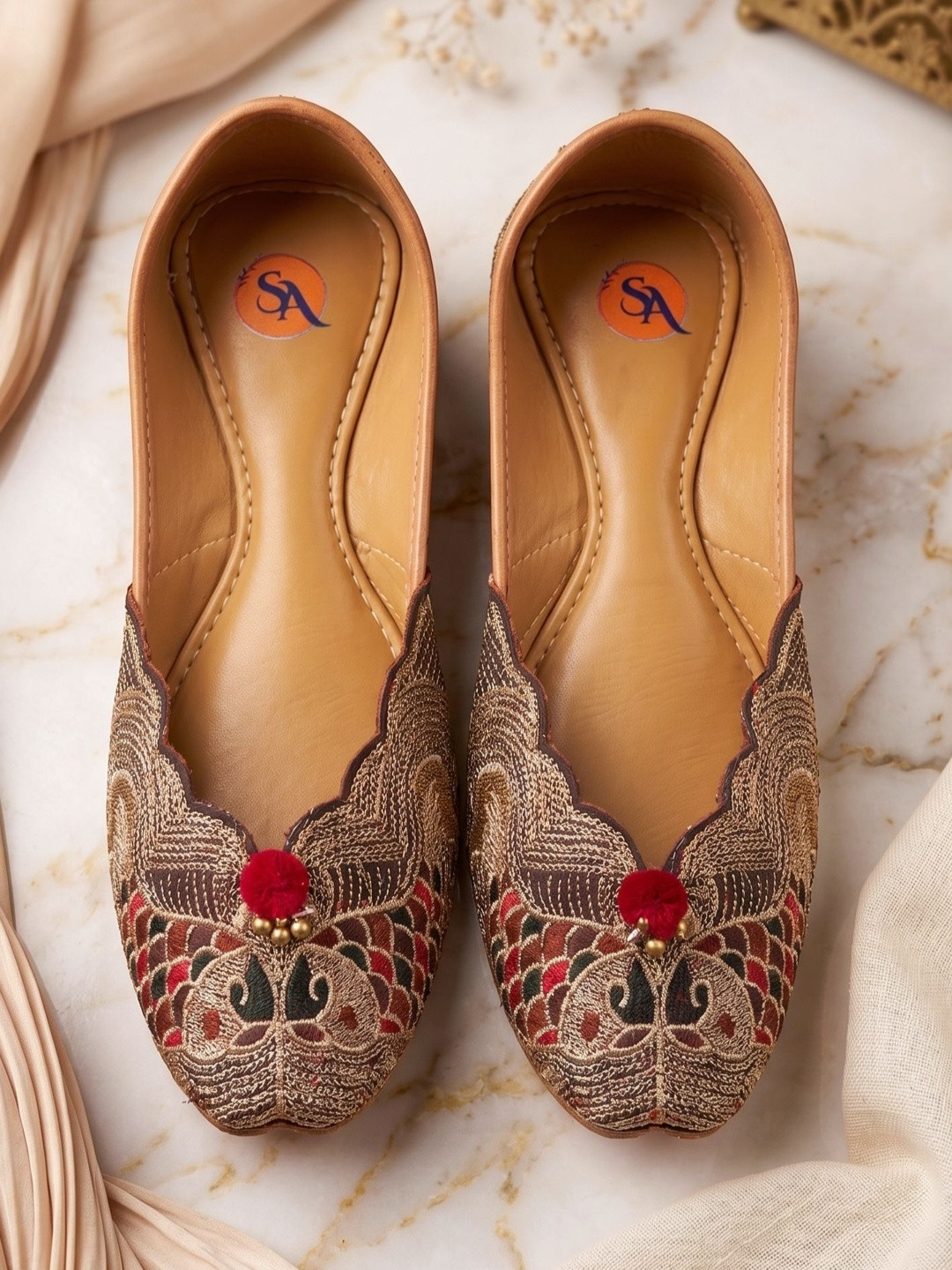 Saaj Ambarsari Women Embellished Ethnic Mojaris with Embroidered Flats