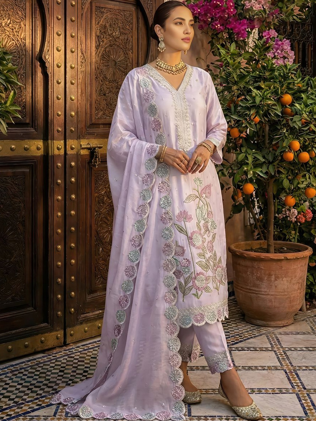 Moda Rapido Women Floral Embroidered Regular Thread Work Kurta with Trousers & With Dupatta