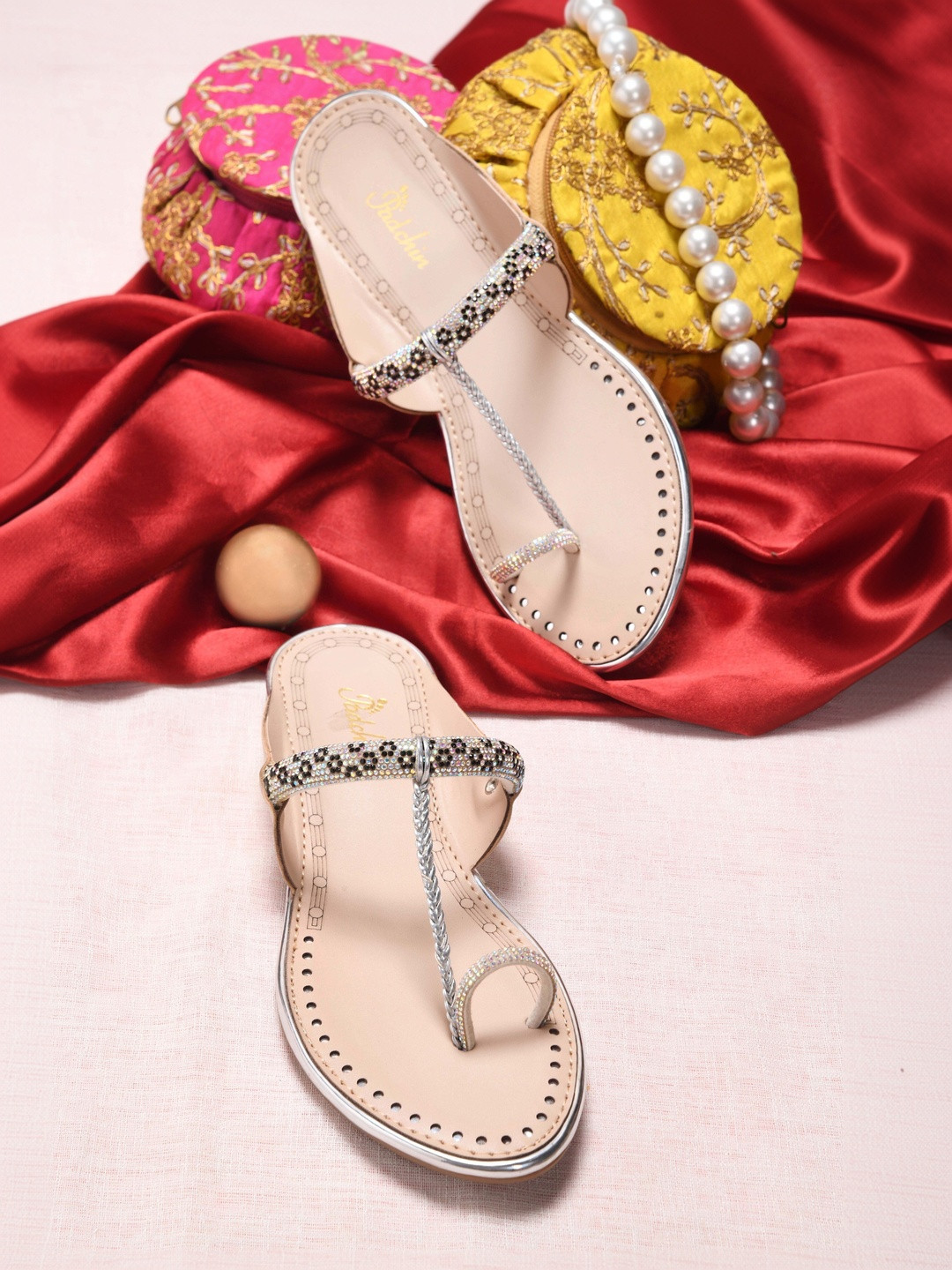 Padchin Women Embellished Ethnic One Toe Flats with Embroidered