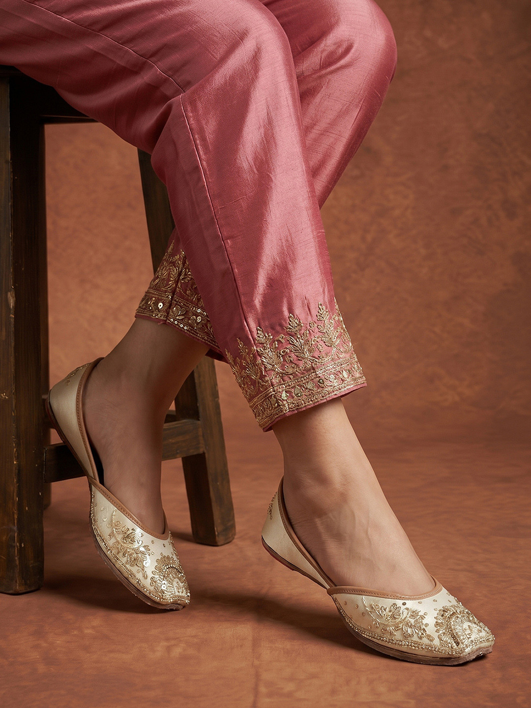 House of Pataudi Women Ethnic Embellished Mojaris Flats