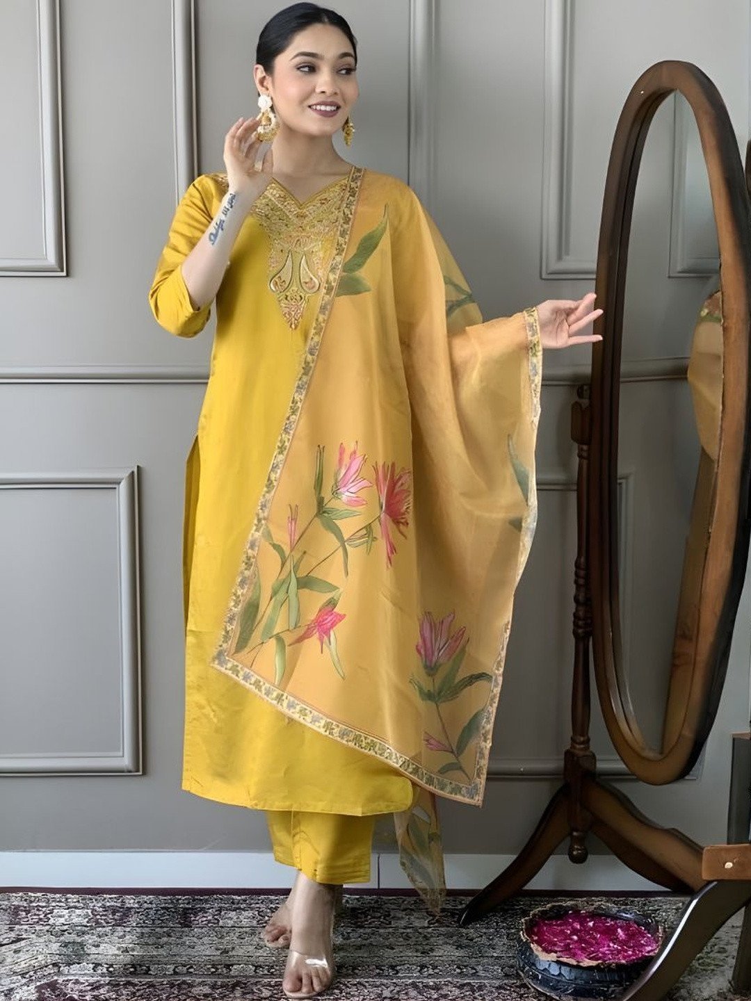 NNC-NEXT NOVA CLOTHES Women Floral Embroidered Regular Thread Work Kurta with Trousers & With Dupatta