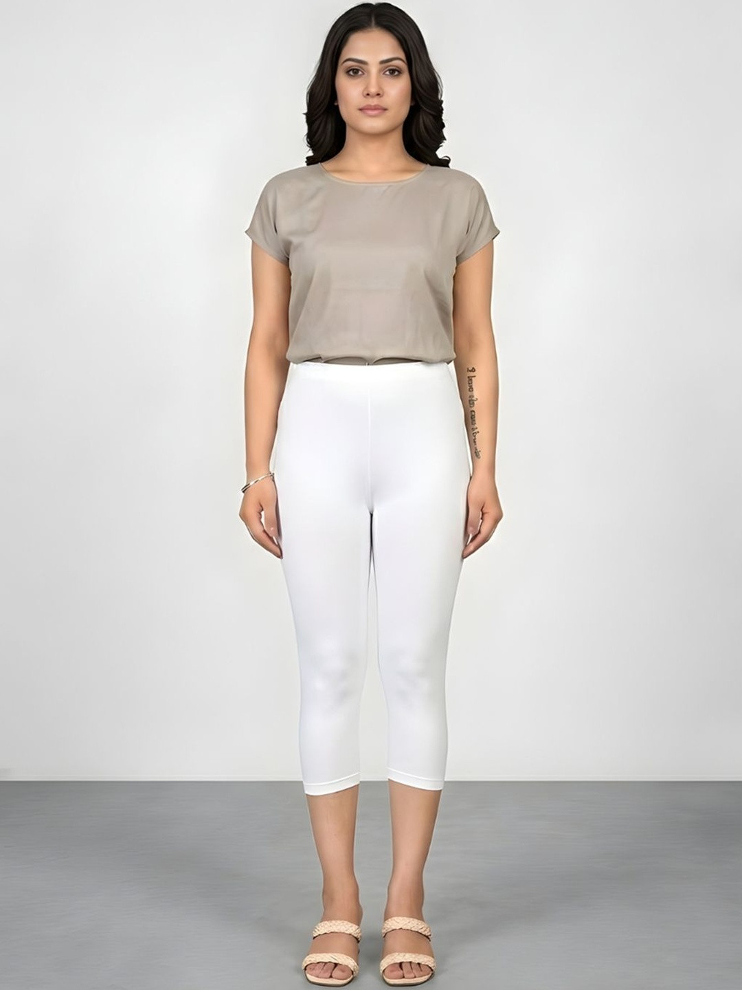HM HUBB Women Solid Mid-Rise Regular Fit Cotton Capris