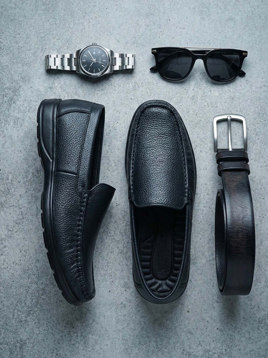 glitchez Men Textured Round Toe Leather Loafers