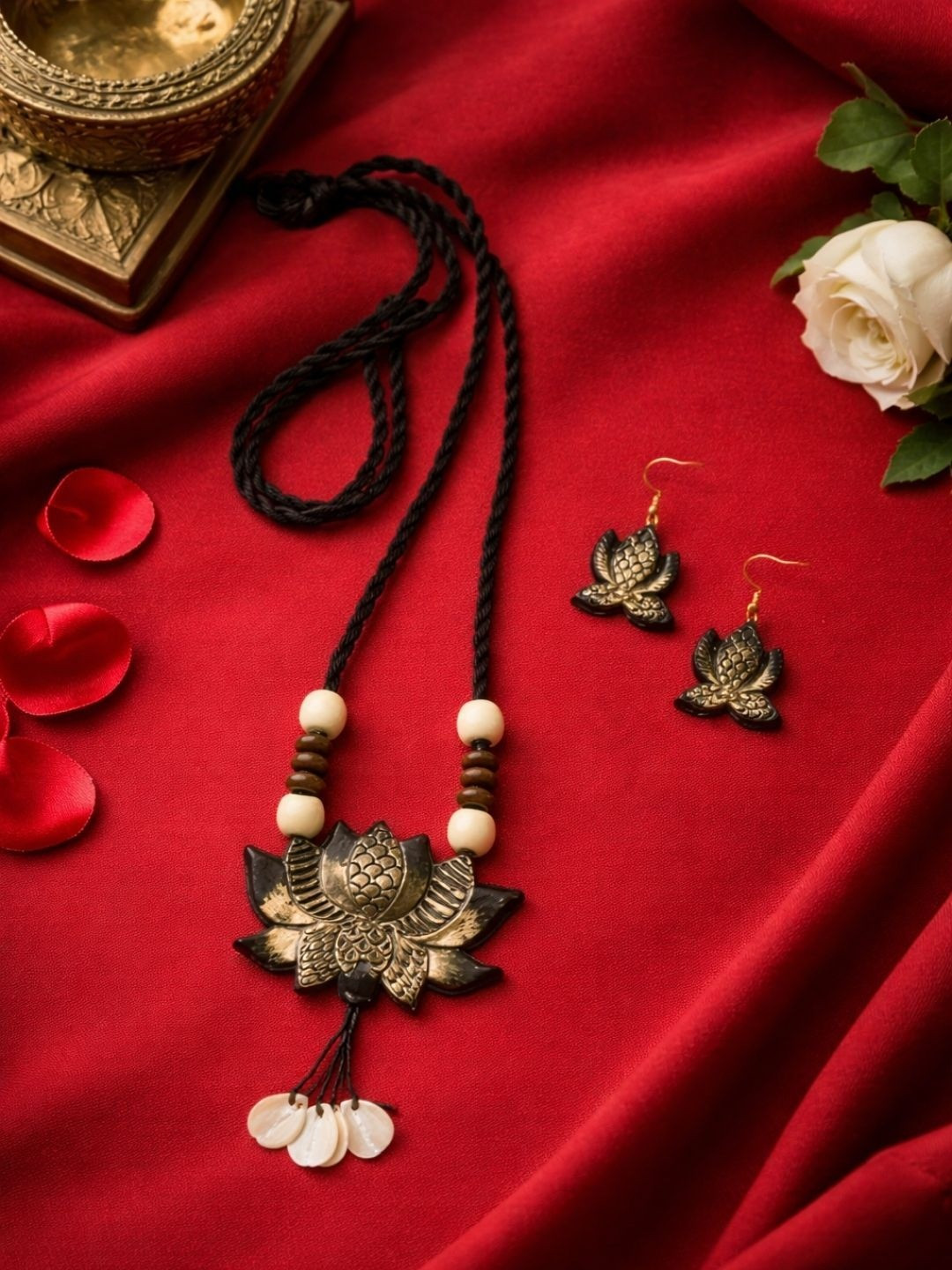 KALAVAATHI Necklace and Earrings