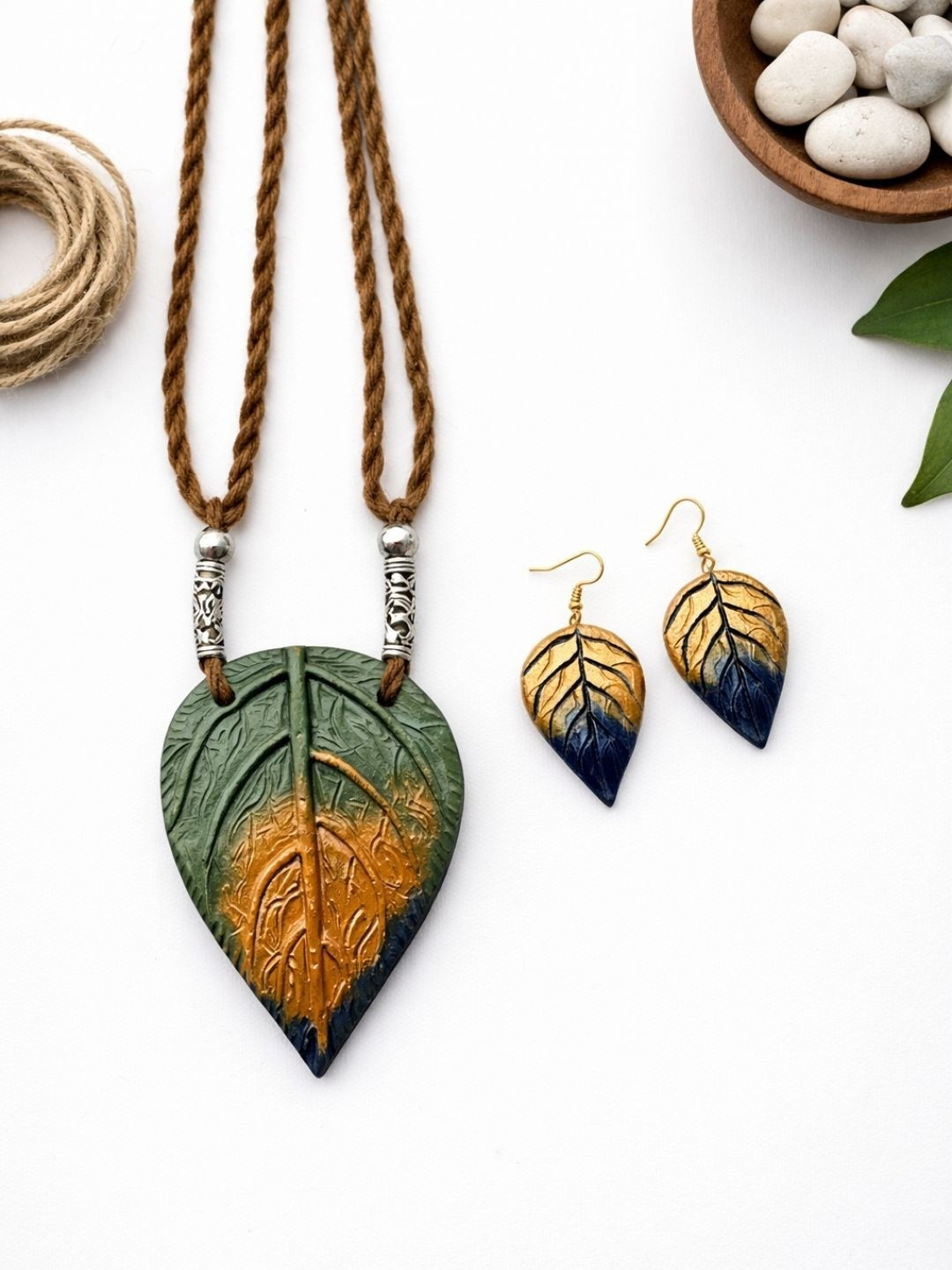 KALAVAATHI Necklace and Earrings