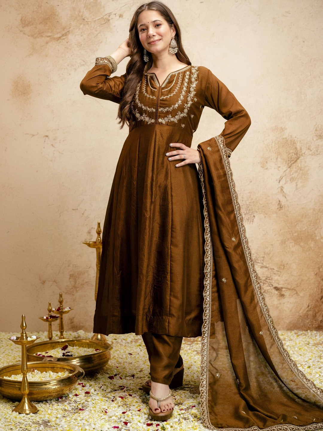 Vaidehi Fashion Women Floral Regular Thread Work Kurta with Trousers & With Dupatta