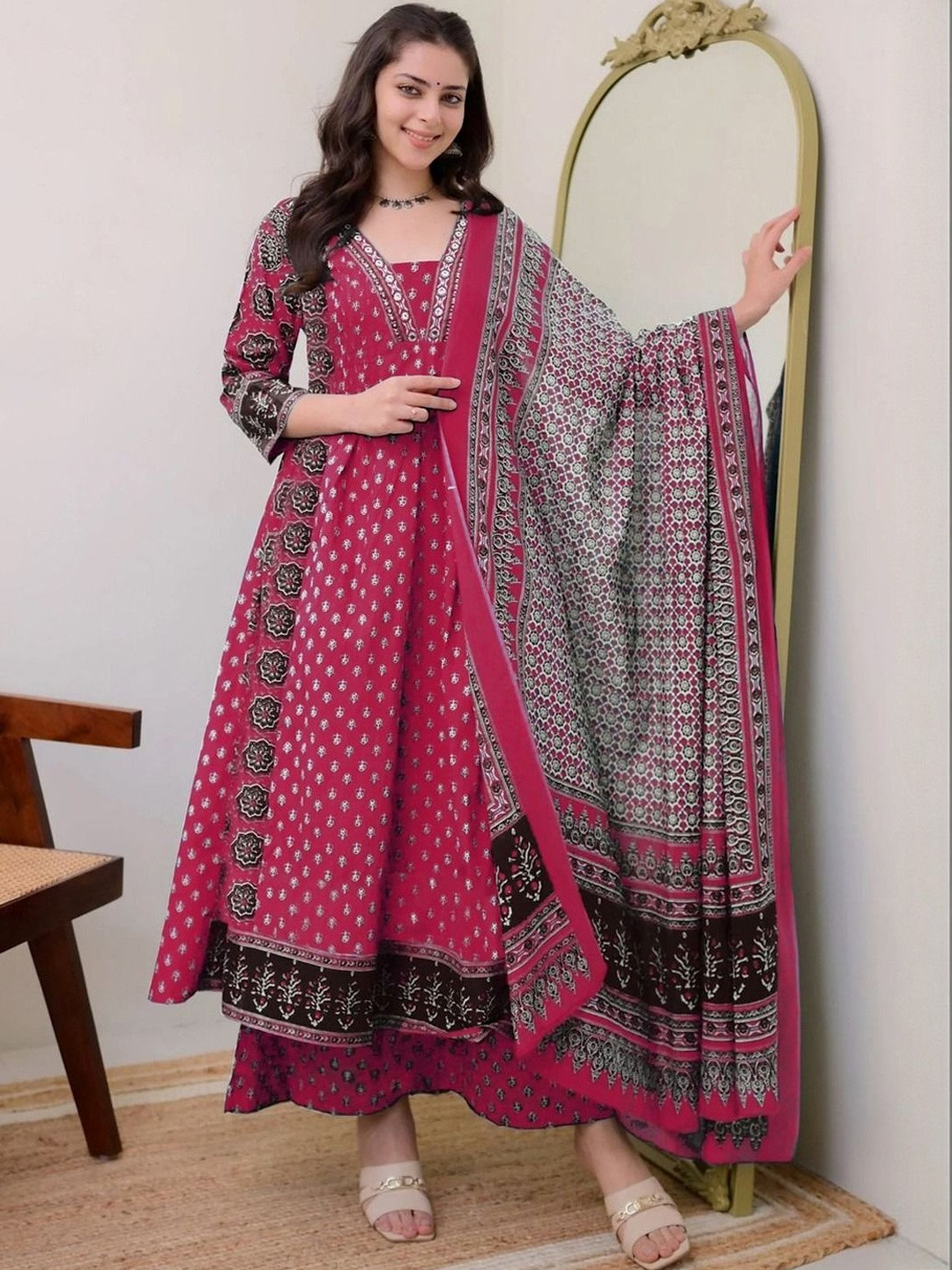 BALAJI ETHNIC STUDIO Women Floral Printed Regular Kurta with Palazzos & With Dupatta