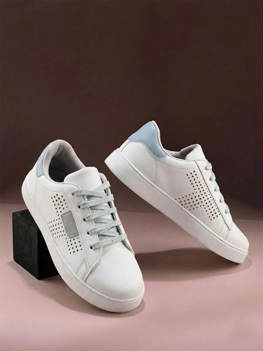 Longwalk Women Perforated Lightweight Sneakers