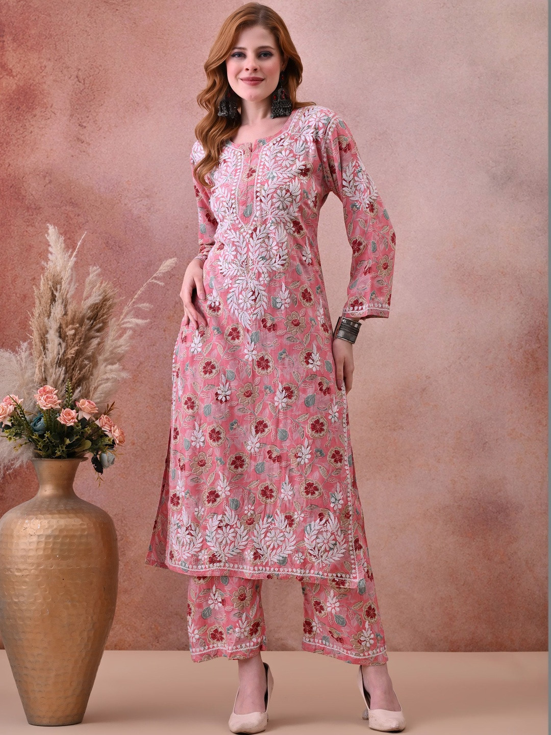 Syrish Women Floral Embroidered Chikankari Kurta with Pyjamas