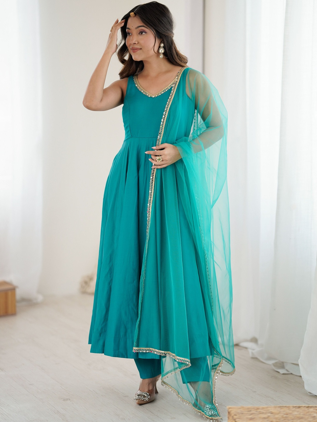 GULDORI Women Regular Thread Work Kurta with Trousers & With Dupatta