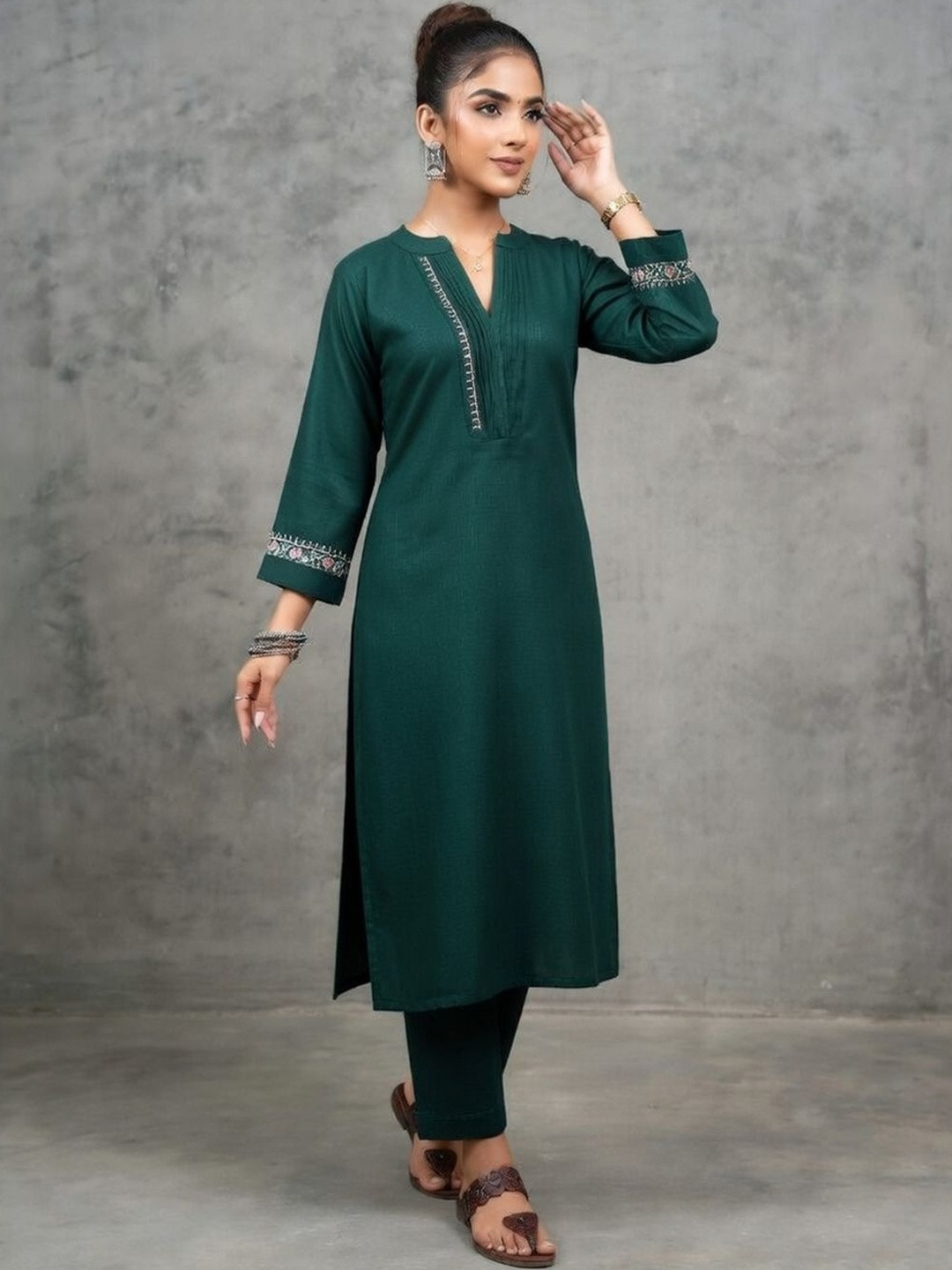 Navibhu Classic Women Embroidered Regular Thread Work Kurta with Trousers