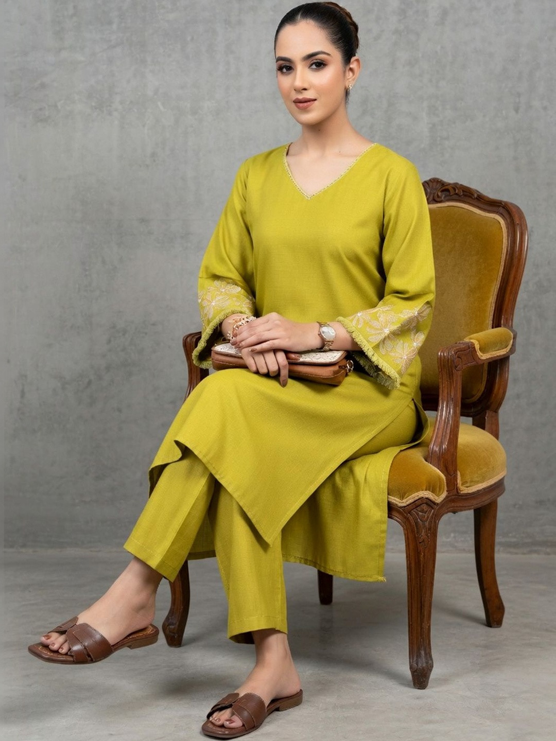 Navibhu Lightweight Women Floral Printed Regular Thread Work Kurta with Trousers