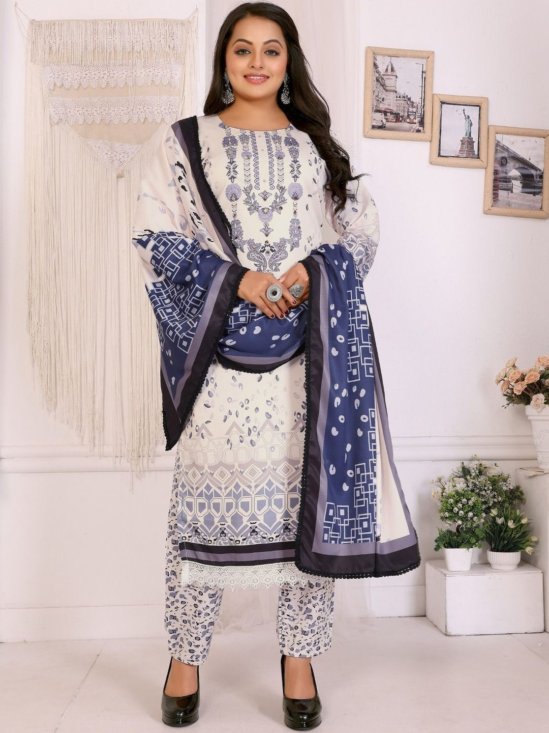 SOURAGYA Women Floral Printed Kurta with Trousers & With Dupatta