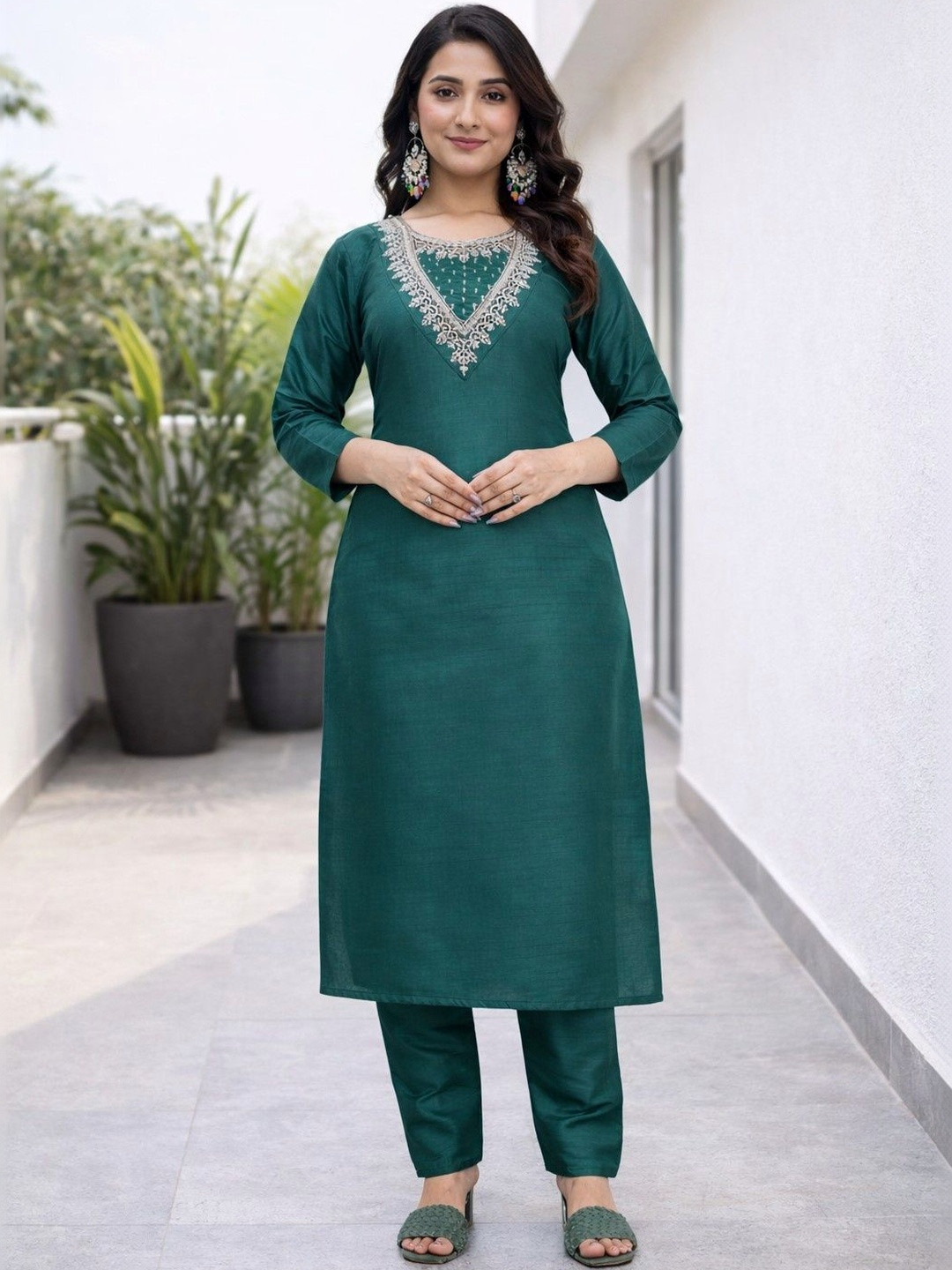 DAMAAR TEXTILE Women Floral Embroidered Regular Thread Work Kurta with Trousers