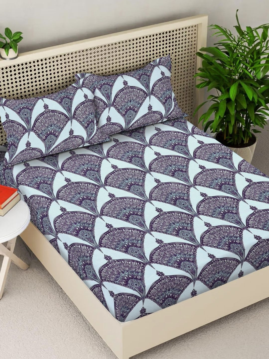 FABINALIV White Geometric Pollycotton 300 TC Super King Bedsheet with 2 Pillow Covers