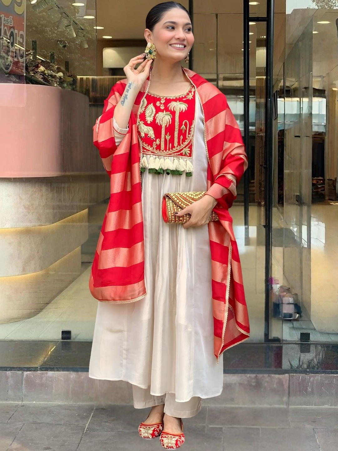 Vaidehi Fashion Women Ethnic Motifs Embroidered Regular Thread Work Kurta with Trousers & With Dupatta