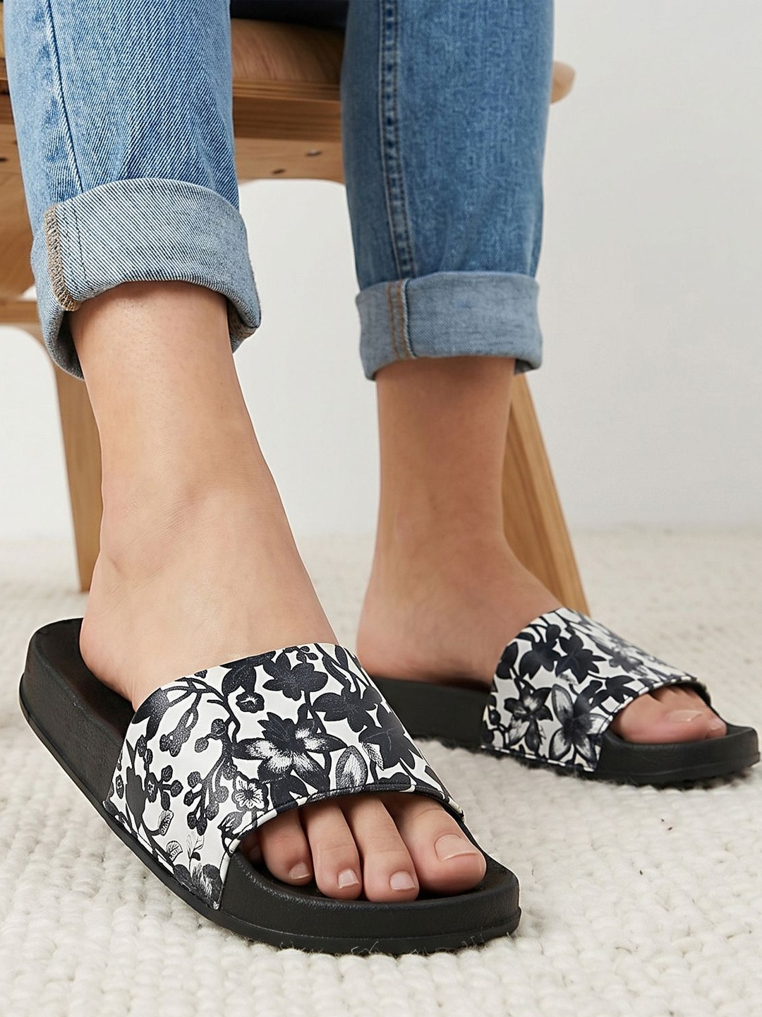 looksfootwear Women Printed Sliders