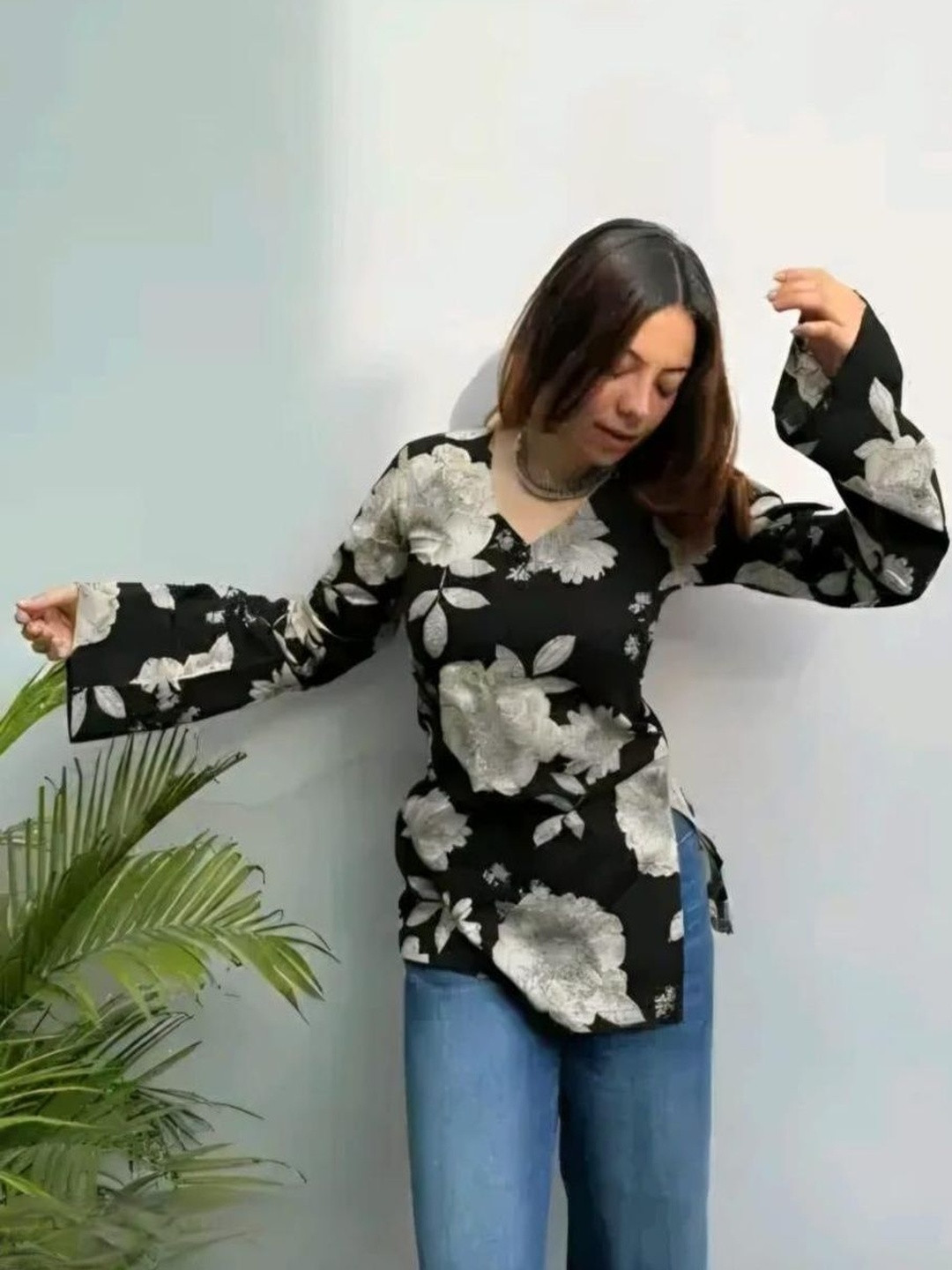 Chasvi Floral Printed V-Neck Flared Sleeves Kurti